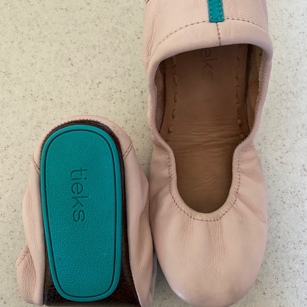 Pale pink Tieks foldable travel flat size 7